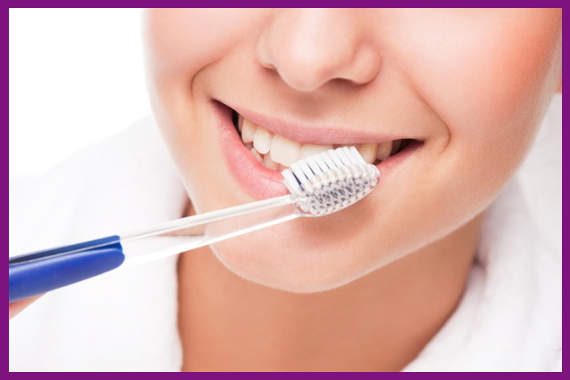 vệ sinh răng miệng là cần thiết sau phục hình implant