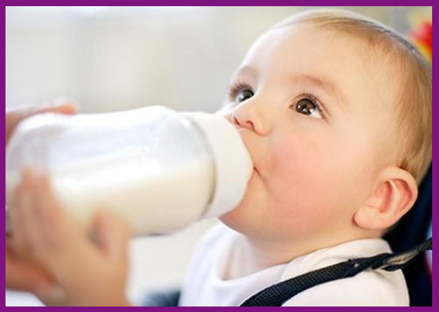 sữa là nguồn dinh dưỡng quý giá, cung cấp nhiều canxi nhất nên mẹ cũng có thể bổ sung canxi cho trẻ bằng cách này