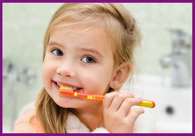 sau khi nhổ răng sâu, bố mẹ cần dạy bé cách vệ sinh răng miệng hằng ngày để bảo vệ răng cho trẻ