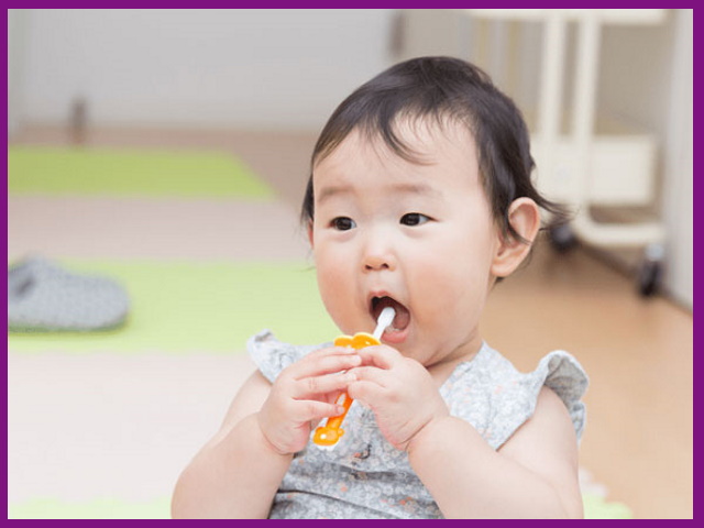 dạy bé cách vệ sinh đúng cách để bảo vệ răng sữa còn non nớt của trẻ