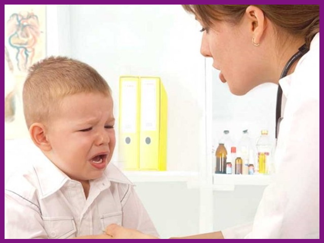 trẻ thường có tâm lý sợ hãi và quấy khóc khi gặp bác sĩ ở phòng khám răng