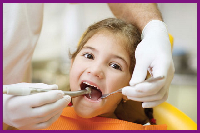 khám răng sẽ giúp nắn chỉnh những sai lệch của răng móm và hô, giúp bé có một hàm răng đều đẹp sau này