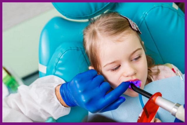 khám răng định kỳ là rất quan trọng để nhận biết và phát hiện sớm những dấu hiệu bất thường ở răng của trẻ