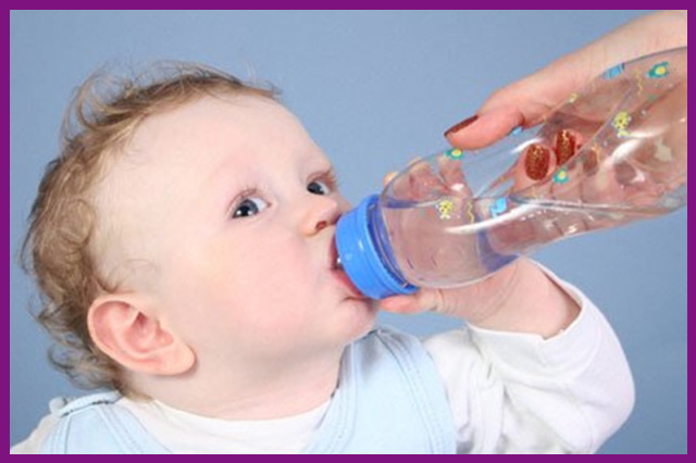 cho bé uống nhiều nước để thúc đẩy chất diễn ra trong cơ thể