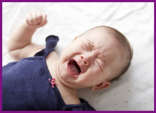trong thời gian bé mọc răng sẽ luôn quấy khóc khó chịu vì đau nhức nướu