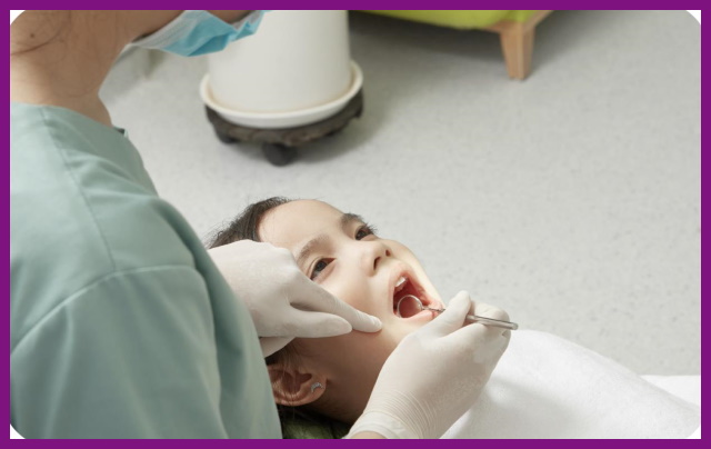 khám răng cho trẻ sẽ giúp phát hiện kịp thời những bệnh lý về răng miệng và tìm cách khắc phục lập tức