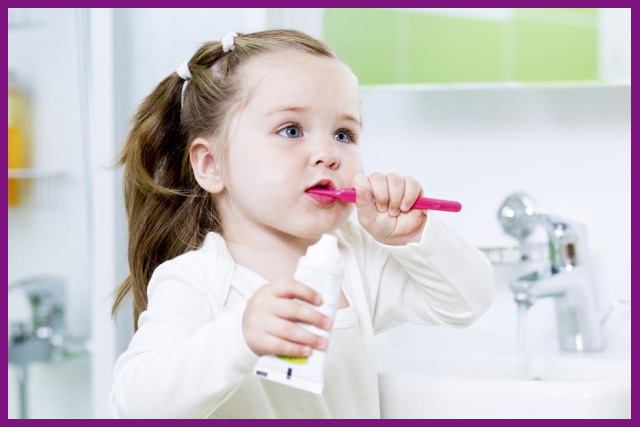 sau khi khám răng cho bé xong, mẹ nên dạy bé cách vệ sinh răng miệng hằng ngày để bảo vệ răng của bé