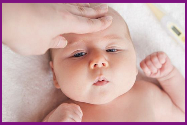 trong giai đoạn mọc răng, bé sẽ có dấu hiệu bị sốt, mệt mỏi và khó chịu