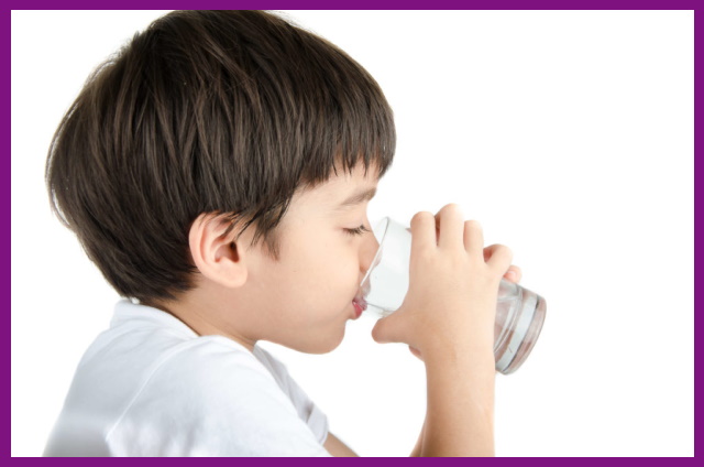 cho trẻ uống nhiều nước để tăng cường sự trao đổi chất cho cơ thể