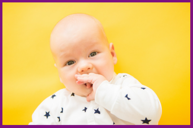 bé 9 tháng chưa mọc răng là điều hoàn toàn bình thường và bố mẹ không nên lo lắng