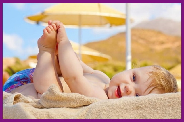 tắm nắng buổi sáng sẽ giúp bé hấp thu nhiều vitamin D tốt cho xương và răng