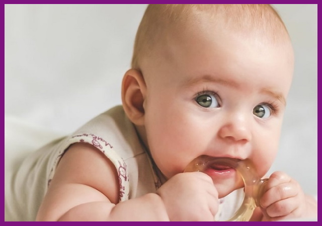 bố mẹ nên cho bé chơi đồ gặm nướu để bé đỡ cảm thấy ngứa nướu trong quá trình mọc răng