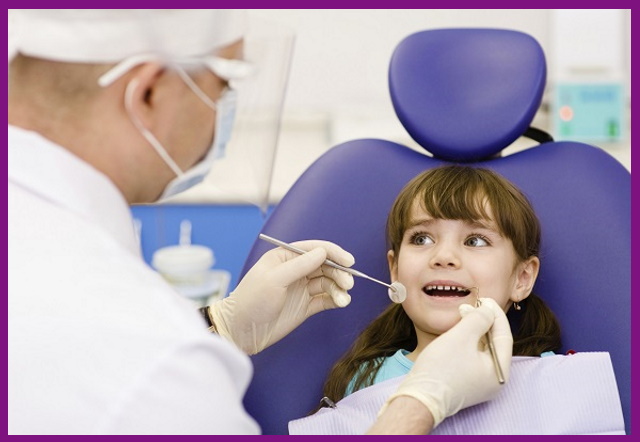 khám răng tại nha khoa uy tín sẽ đảm bảo an toàn hơn cho bé
