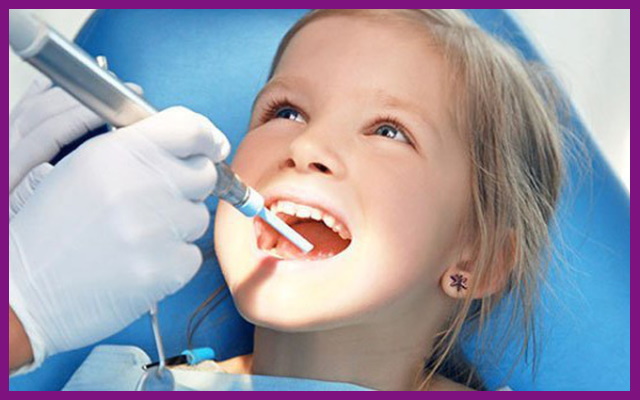 lựa chọn nha khoa uy tín sẽ giúp bố mẹ yên tâm hơn trong việc điều trị răng miệng cho trẻ