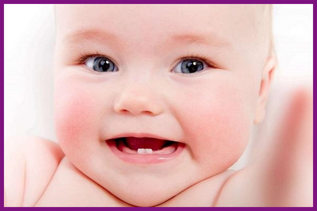 bé từ 4 tháng tuổi trở đi sẽ bắt đầu thấy xuất hiện các dấu hiệu mọc răng