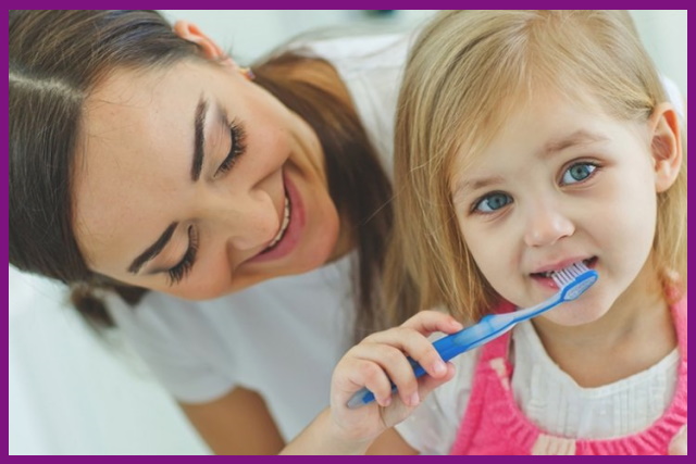 sau nhổ răng, cha mẹ cần dạy bé cách vệ sinh răng miệng đúng cách