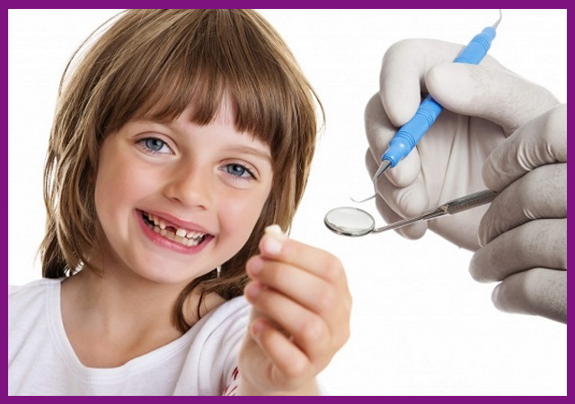 khoảng 6 tuổi thì chiếc răng sữa đầu tiên sẽ rụng và thay bằng răng vĩnh viễn
