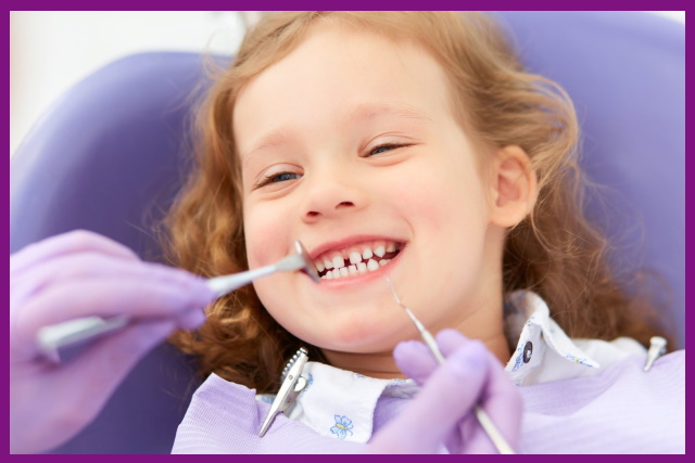 sau nhổ răng cần đưa trẻ đi tái khám định kỳ để giúp răng của trẻ không bị sâu răng ăn mòn
