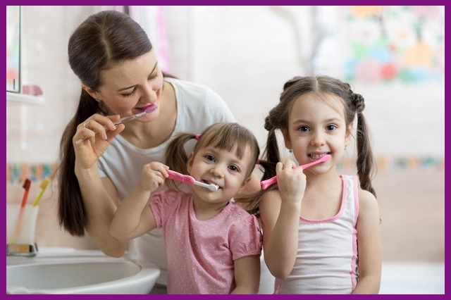cần dạy bé cách vệ sinh răng miệng đúng cách để bảo vệ hàm răng cho bé
