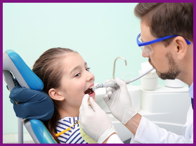 khám răng định kỳ sẽ giúp bác sĩ phát hiện được những dấu hiệu bất thường ở răng của bé