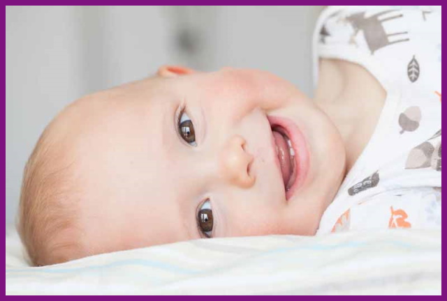 trẻ em bắt đầu mọc răng sữa từ lúc 4 tháng tuổi