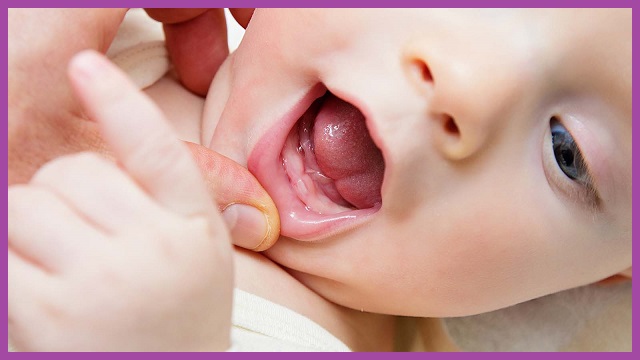 quan sát quá trình mọc răng trẻ sơ sinh