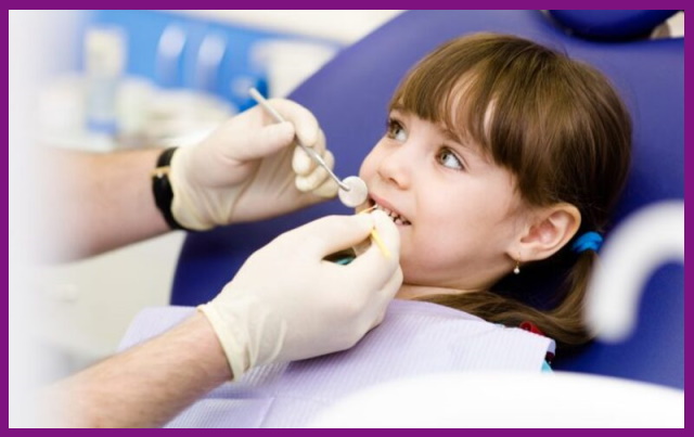 bạn nên đưa trẻ đi khám răng định kỳ để nha sĩ phát hiện kịp thời những bất thường ở răng