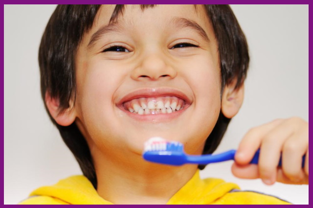 sau khi được bác sĩ nhổ răng, bố mẹ nên dạy bé cách vệ sinh răng miệng để bảo vệ răng cho trẻ