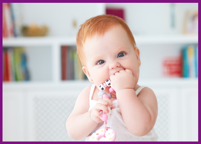 em bé mọc răng thường hay thích gặm đồ vật để bớt ngứa lợi