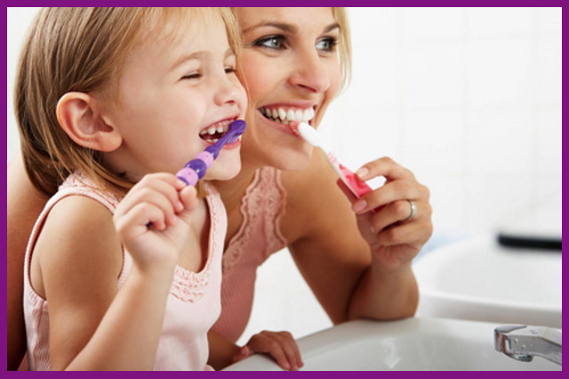 sau khi cho bé khám răng tại nha khoa xong, mẹ nên dạy bé cách vệ sinh răng miệng để bảo vệ răng cho trẻ