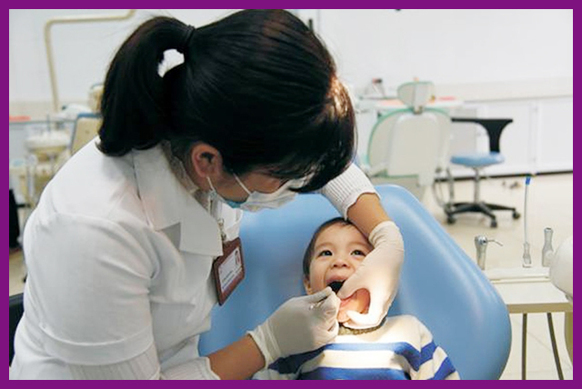 Tìm bác sĩ nhổ răng cho em bé