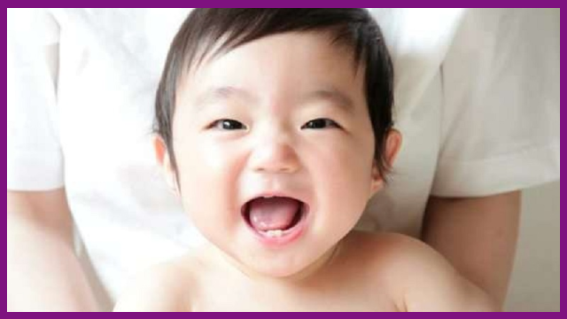 bé 15 tháng tuổi mọc răng là hoàn toàn bình thường và bố mẹ không cần quá lo lắng