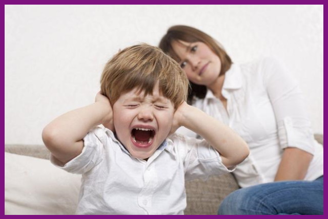 trong quá trình mọc răng, trẻ thường hay cáu gắt và tức giận với bố mẹ của mình