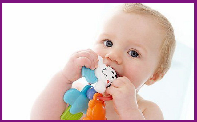 khi bé bắt đầu mọc răng sẽ rất thích cho đồ vật vào miệng để gặm nhằm giảm cơn ngứa nướu
