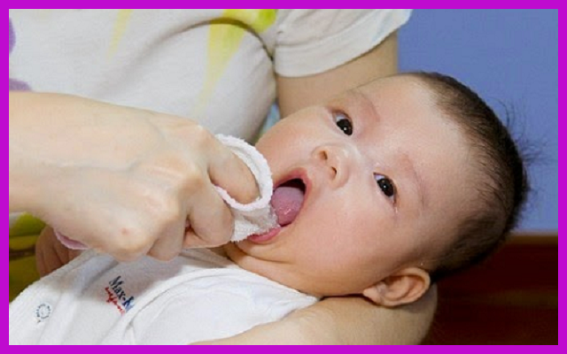 trẻ sơ sinh mọc răng trong bụng mẹ có ảnh hưởng không
