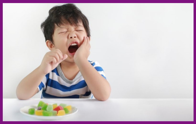 sâu răng khiến trẻ đau đớn và không thể ăn được bất cứ thứ gì ngon lành