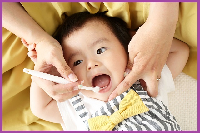 vệ sinh răng cho bé 11 tháng tuổi thường xuyên