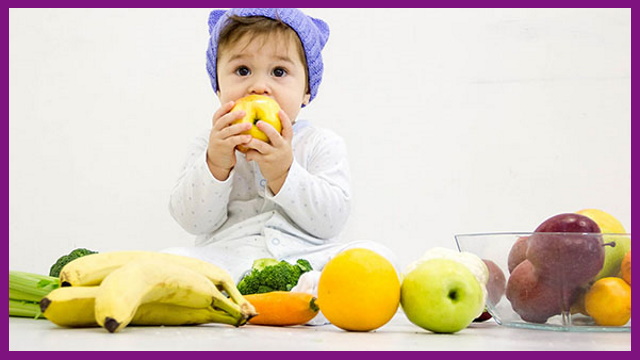 nên cho bé ăn nhiều hoa quả để có đầy đủ vitamin cần thiết cho cơ thể