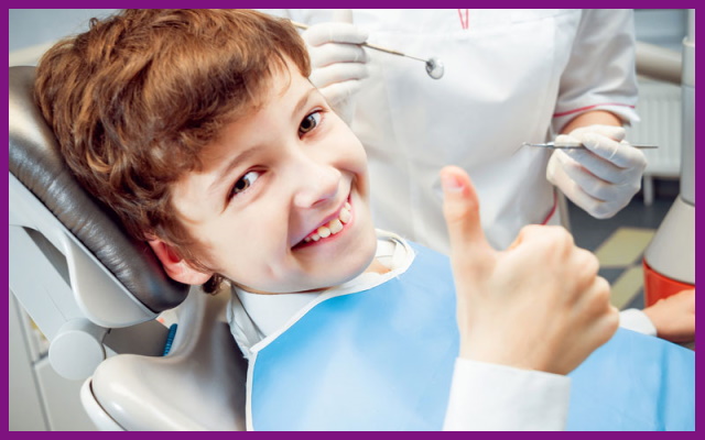 đưa trẻ đi đến bác sĩ để khám răng là việc làm vô cùng cần thiết
