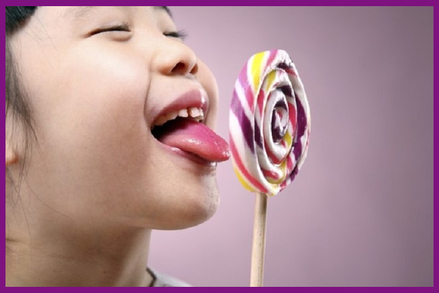 trẻ nhỏ rất thích đồ ngọt và đó cũng là nguyên nhân gián tiếp gây ra bệnh nha chu