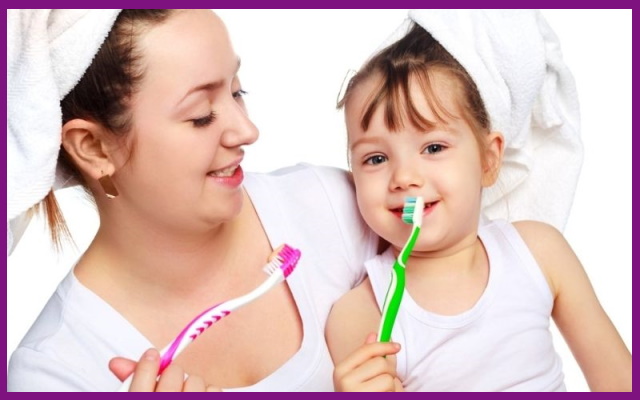 mẹ hãy nên hướng dẫn bé chải răng đúng cách và vệ sinh răng hằng ngày để bảo vệ răng cho trẻ
