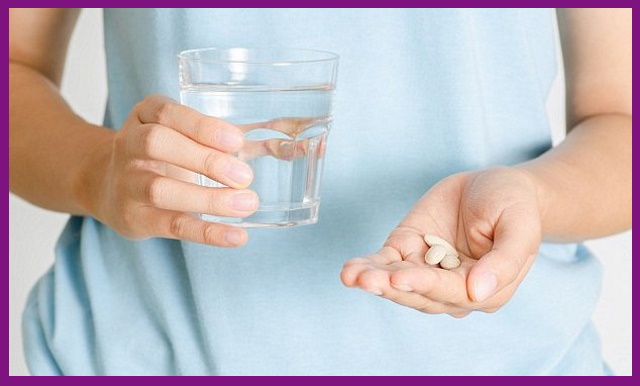 sử dụng thuốc kháng sinh sẽ giúp làm giảm đau và viêm tạm thời do bệnh nha chu gây ra